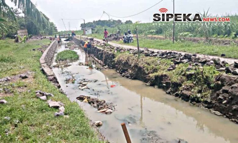 Kades desa Wonomlati menghindar saat di konfirmasi terkait Dugaan Proyek Siluman dikerjakan Oleh Oknum Kontraktor Nakal