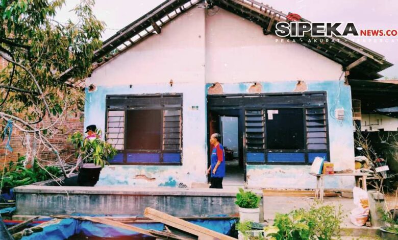 Di Tengah Kesibukannya Tugas Pengamanan TPS, Kapolsek Mojoroto Gerak Cepat Bantu Warga Terdampak Musibah Angin Puting Beliung