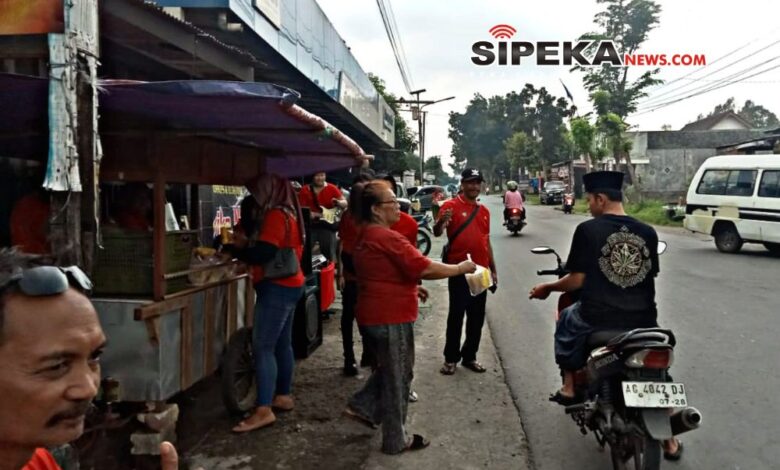 Bagi Bagi Takjil Insan Seni dan Awak Media