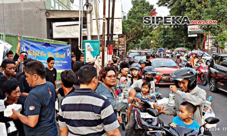 Ikatan Pemuda Kediri (IPK) Bagi-Bagi Takjil dan Berbuka Puasa Bersama di Jalan Hayam Wuruk Ikatan Pemuda Kediri (IPK) Bagi-Bagi Takjil dan Berbuka Puasa Bersama di Jalan Hayam Wuruk