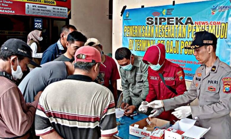 Polres Ponorogo Gelar Pemeriksaan Kesehatan Sopir di Terminal Seloaji untuk Memastikan Perjalanan Mudik Aman