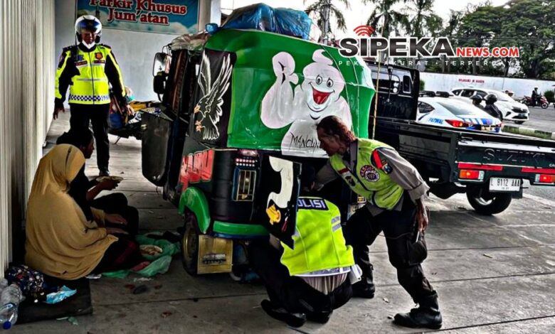 Sampai Bantu Dorong Bajaj: Kepedulian Polisi Mojokerto Terhadap Pemudik Jakarta yang Terdampar