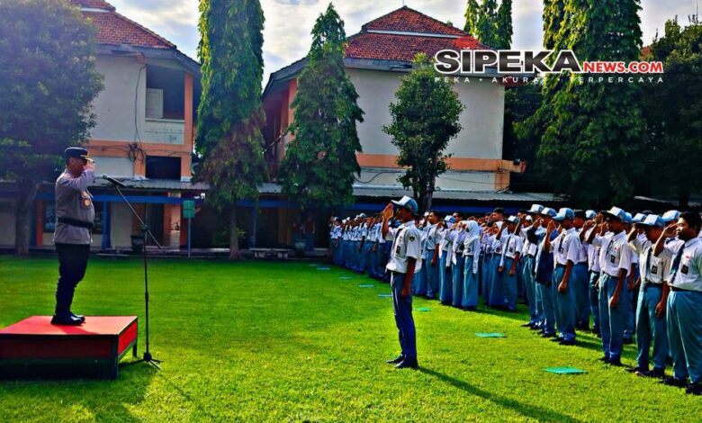 Kapolsek Mojoroto, Jadi Pembina Upacara, Beri Arah dan Semangat di SMKN 1 Kediri