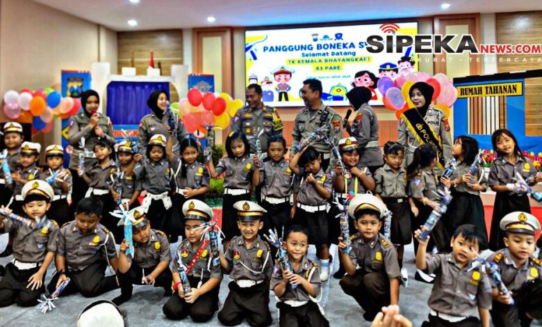 Polres Kediri Mengadakan ‘Panggung Boneka Semeru’ untuk Edukasi Keselamatan Berlalu Lintas pada Anak-Anak