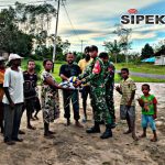 Satgas Yonif 123/Rajawali Bangun Lapangan Voli di Papua, Warga Kampung Wonggi Sambut Antusias
