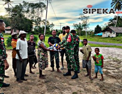 Satgas Yonif 123/Rajawali Bangun Lapangan Voli di Papua, Warga Kampung Wonggi Sambut Antusias Satgas Yonif 123/Rajawali Bangun Lapangan Voli di Papua, Warga Kampung Wonggi Sambut Antusias