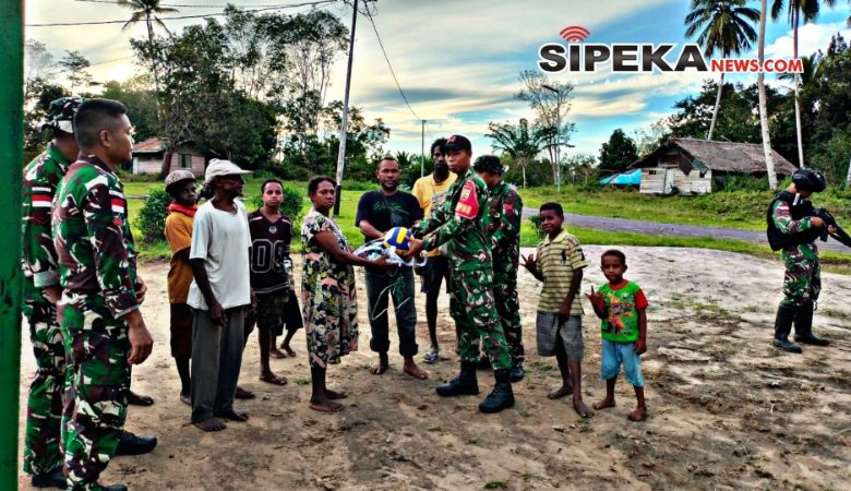 Satgas Yonif 123/Rajawali Bangun Lapangan Voli di Papua, Warga Kampung Wonggi Sambut Antusias Satgas Yonif 123/Rajawali Bangun Lapangan Voli di Papua, Warga Kampung Wonggi Sambut Antusias